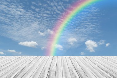 Ahşap Teras ve rainbow ile mavi gökyüzü bulut