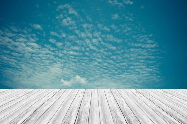 Mavi gökyüzü bulut ile ahşap Teras, vintage tarzı sürecinde