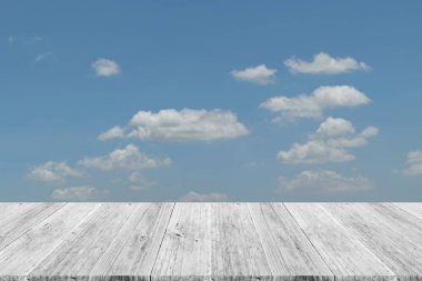 Mavi gökyüzü bulut ile ahşap Teras