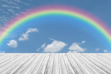 Ahşap Teras ve rainbow ile mavi gökyüzü bulut