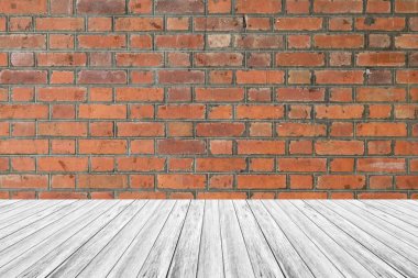 Doku yüzeyi ahşap teras ile kırmızı tuğla duvar