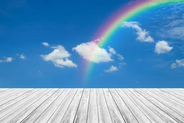 Ahşap Teras ve rainbow ile mavi gökyüzü bulut