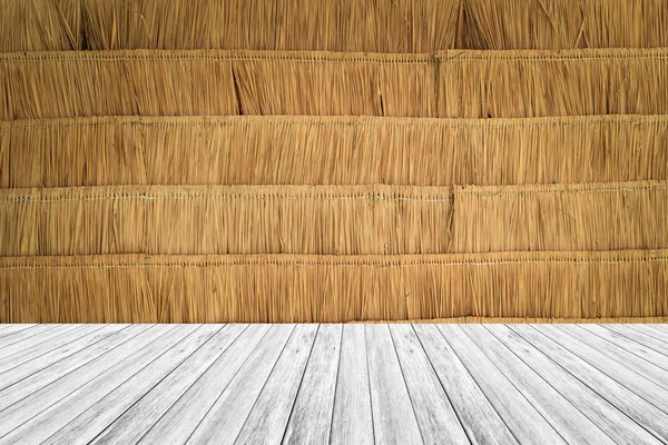 Terrazza in legno e foglie secche struttura della parete — Foto Stock