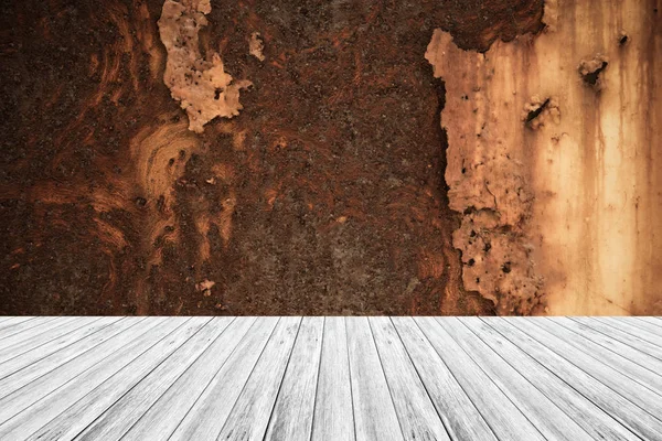 Металлическая ржавчина стены текстуры в винтажном стиле с деревянной террасой — стоковое фото