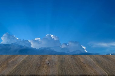 Mavi gökyüzü bulut ile ahşap Teras