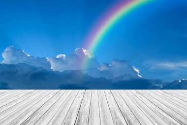 Ahşap Teras ve rainbow ile mavi gökyüzü bulut