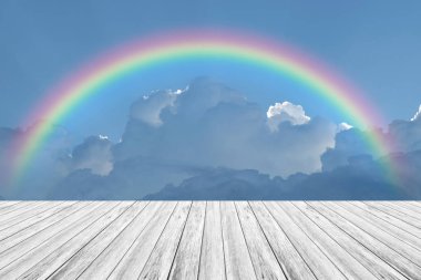 Ahşap Teras ve rainbow ile mavi gökyüzü bulut