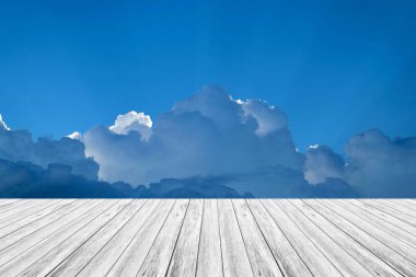 Mavi gökyüzü bulut ile ahşap Teras