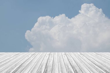 Mavi gökyüzü bulut ile ahşap Teras