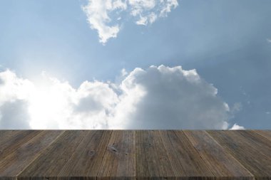 Mavi gökyüzü bulut ile ahşap Teras