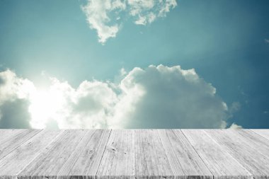 Mavi gökyüzü bulut ile ahşap Teras, vintage tarzı sürecinde