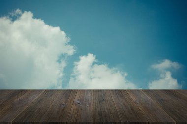 Mavi gökyüzü bulut ile ahşap Teras, vintage tarzı sürecinde