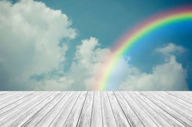 Ahşap Teras ve gökkuşağı gökyüzü bulut mavi, vintag içinde işlem