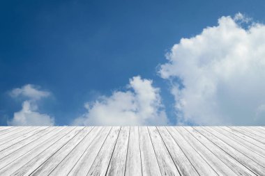 Mavi gökyüzü bulut ile ahşap Teras