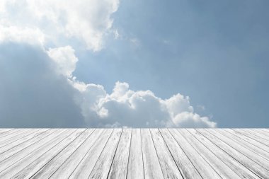 Mavi gökyüzü bulut ile ahşap Teras