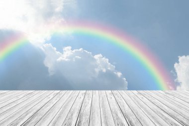 Ahşap Teras ve rainbow ile mavi gökyüzü bulut