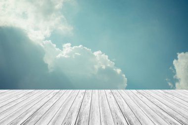 Mavi gökyüzü bulut ile ahşap Teras, vintage tarzı sürecinde