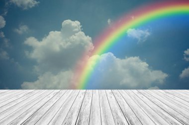 Ahşap Teras ve gökkuşağı gökyüzü bulut mavi, vintag içinde işlem