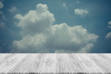 Mavi gökyüzü bulut ile ahşap Teras, vintage tarzı sürecinde