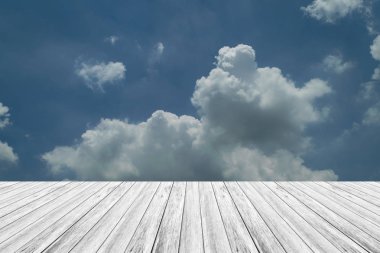 Mavi gökyüzü bulut ile ahşap Teras