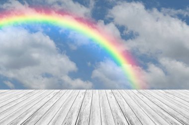 ahşap Teras ve rainbow ile mavi gökyüzü