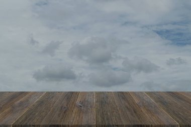 Mavi gökyüzü bulut ile ahşap Teras