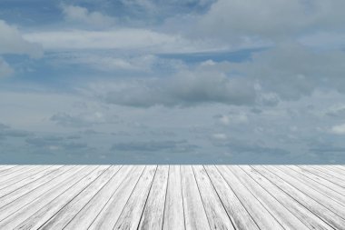 Mavi gökyüzü bulut ile ahşap Teras