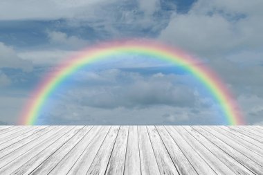 Ahşap Teras ve rainbow ile mavi gökyüzü bulut