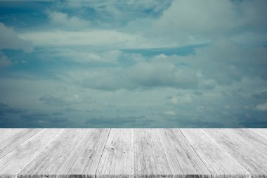 Mavi gökyüzü bulut ile ahşap Teras, vintage tarzı sürecinde