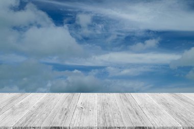 Mavi gökyüzü bulut ile ahşap Teras