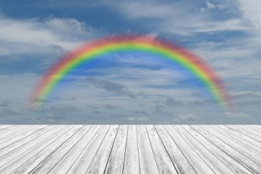 ahşap Teras ve rainbow ile mavi gökyüzü