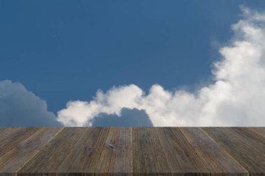 Mavi gökyüzü bulut ile ahşap Teras