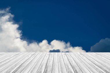 Mavi gökyüzü bulut ile ahşap Teras