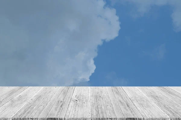 蓝蓝的天空云带木露台 — 图库照片