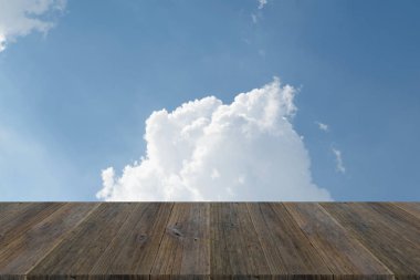 Mavi gökyüzü bulut ile ahşap Teras