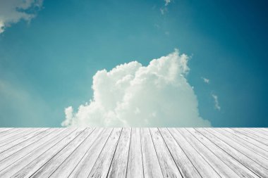 Mavi gökyüzü bulut ile ahşap Teras, vintage tarzı sürecinde