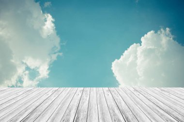 Mavi gökyüzü bulut ile ahşap Teras, vintage tarzı sürecinde