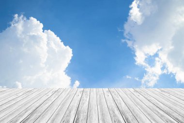 Mavi gökyüzü bulut ile ahşap Teras