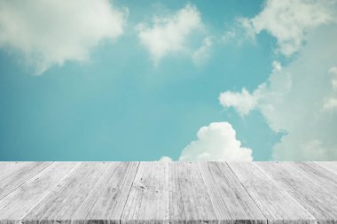 Mavi gökyüzü bulut ile ahşap Teras, vintage tarzı sürecinde