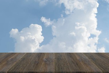 Mavi gökyüzü bulut ile ahşap Teras