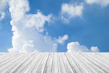 Mavi gökyüzü bulut ile ahşap Teras