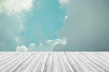 Mavi gökyüzü bulut ile ahşap Teras, vintage tarzı sürecinde