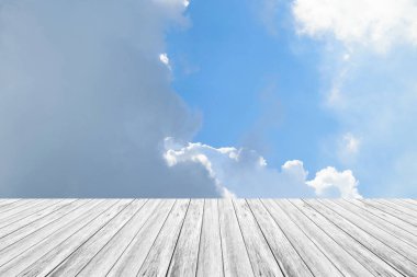 Mavi gökyüzü bulut ile ahşap Teras