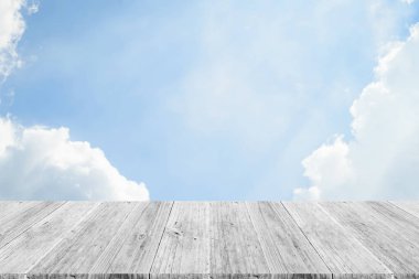 Mavi gökyüzü bulut ile ahşap Teras