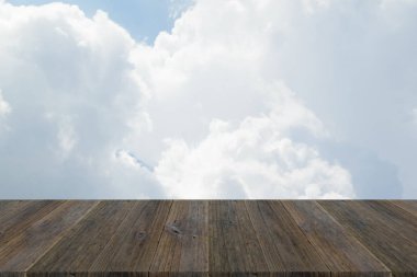 Mavi gökyüzü bulut ile ahşap Teras