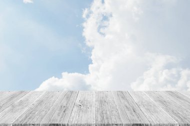 Mavi gökyüzü bulut ile ahşap Teras