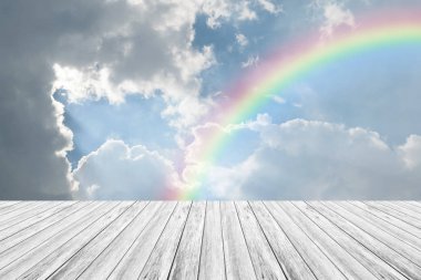 Ahşap Teras ve rainbow ile mavi gökyüzü bulut
