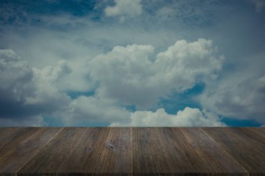 Mavi gökyüzü bulut ile ahşap Teras, vintage tarzı sürecinde