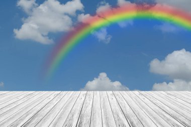 ahşap Teras ve rainbow ile mavi gökyüzü
