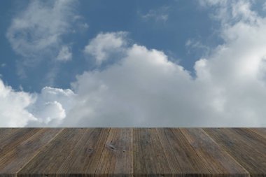 Mavi gökyüzü bulut ile ahşap Teras